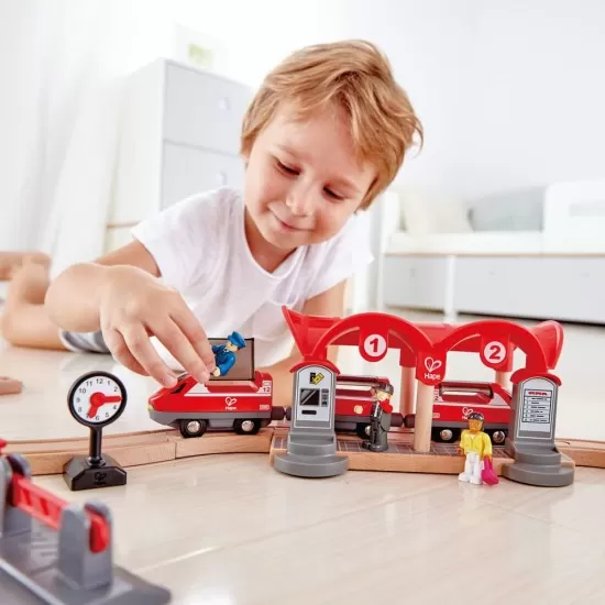 Set de joaca din lemn trenuri urbane Hape 51 piese Set de joaca din lemn trenuri urbane Hape 51 piese
