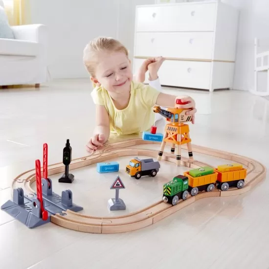 Jucarie din lemn Hape - Set tren de marfa cu macara 34 piese Jucarie din lemn Hape - Set tren de marfa cu macara 34 piese