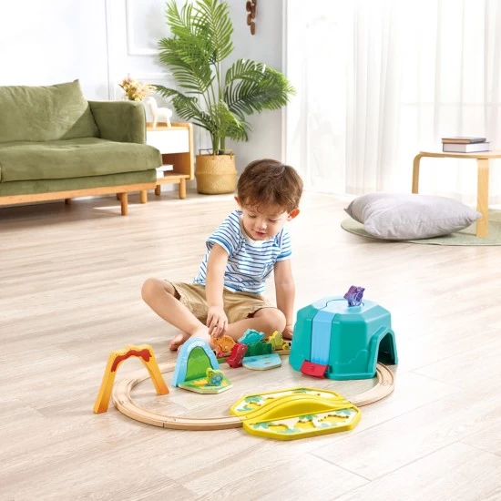 Set trenulet din lemn cu dinozauri Hape 27 piese