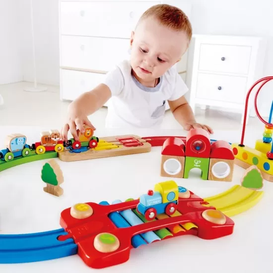 Jucarie din lemn Hape - Sina de tren curcubeu cu puzzle 30 piese Jucarie din lemn Hape - Sina de tren curcubeu cu puzzle 30 piese