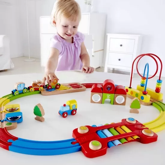 Jucarie din lemn Hape - Sina de tren curcubeu cu puzzle 30 piese Jucarie din lemn Hape - Sina de tren curcubeu cu puzzle 30 piese