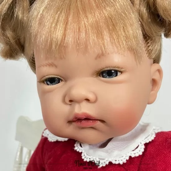 Papusa Nines D'Onil Celia Craciun cu parul blond si miros de vanilie 45 cm Papusa Nines D'Onil Celia Craciun cu parul blond si miros de vanilie 45 cm