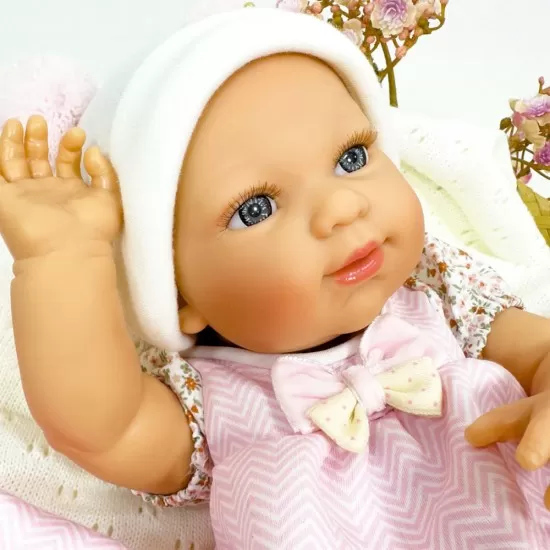 Papusa Nines D'Onil Dou Dou bebelus RN cu hainute roz, jucarie si miros de vanilie 37 cm Papusa Nines D'Onil Dou Dou bebelus RN cu hainute roz, jucarie si miros de vanilie 37 cm