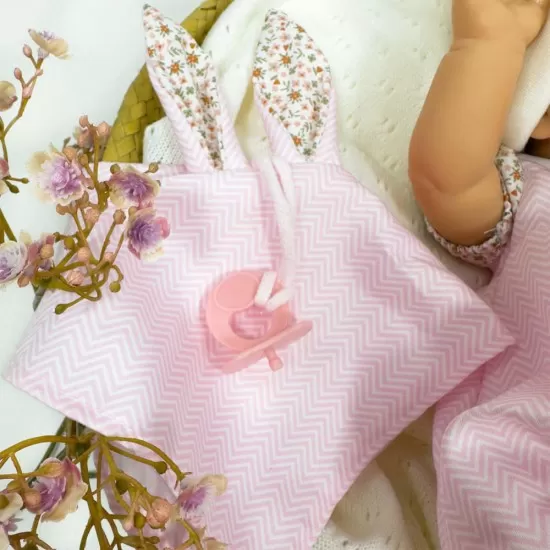Papusa Nines D'Onil Dou Dou bebelus RN cu hainute roz, jucarie si miros de vanilie 37 cm Papusa Nines D'Onil Dou Dou bebelus RN cu hainute roz, jucarie si miros de vanilie 37 cm
