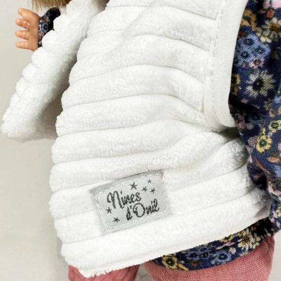 Papusa Nines D'Onil Joy cu parul blond, vesta alba, miros de vanilie, 37 cm Papusa Nines D'Onil Joy cu parul blond, vesta alba, miros de vanilie, 37 cm