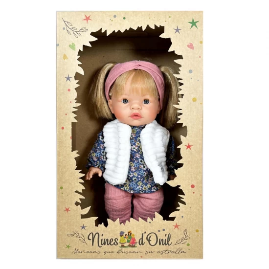 Papusa Nines D'Onil Joy cu parul blond, vesta alba, miros de vanilie, 37 cm Papusa Nines D'Onil Joy cu parul blond, vesta alba, miros de vanilie, 37 cm