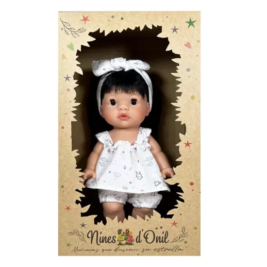 Papusa Nines D'Onil Joy bruneta, cu miros de vanilie si rochie alba 37 cm Papusa Nines D'Onil Joy bruneta, cu miros de vanilie si rochie alba 37 cm