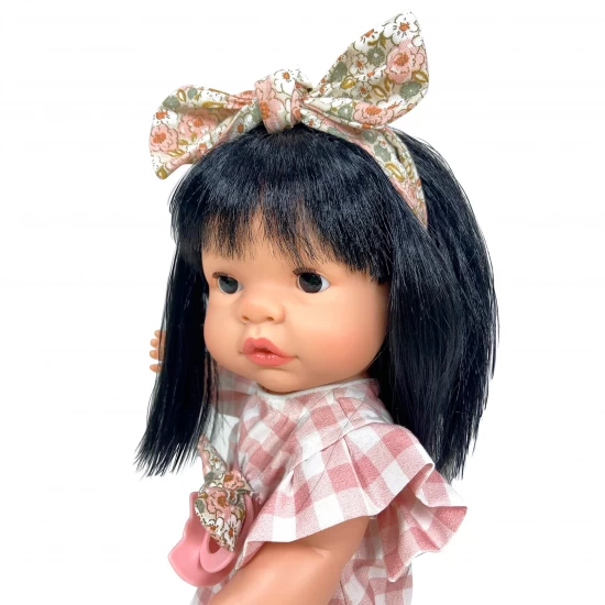 Papusa Nines D'Onil Joy cu parul brunet, salopeta in carouri, miros de vanilie, 37 cm Papusa Nines D'Onil Joy cu parul brunet, salopeta in carouri, miros de vanilie, 37 cm