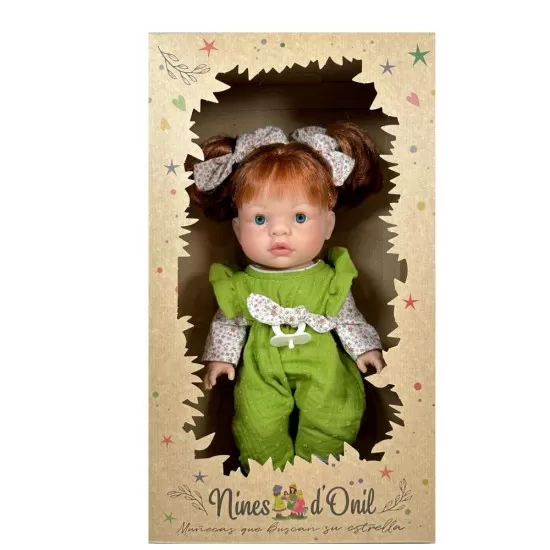 Papusa Nines D'Onil Joy roscata, cu miros de vanilie si salopeta verde 37 cm Papusa Nines D'Onil Joy roscata, cu miros de vanilie si salopeta verde 37 cm