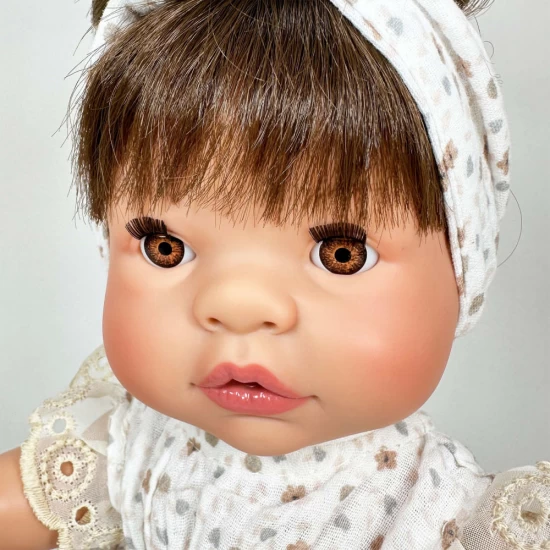 Papusa Nines D'Onil Joy cu parul saten, bentita alba si miros de vanilie 37 cm Papusa Nines D'Onil Joy cu parul saten, bentita alba si miros de vanilie 37 cm