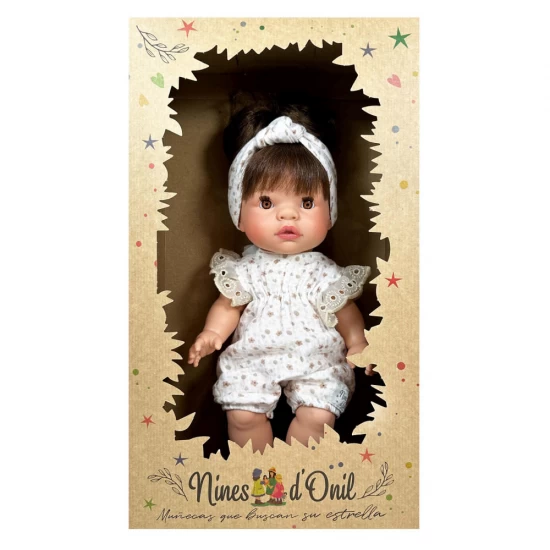 Papusa Nines D'Onil Joy cu parul saten, bentita alba si miros de vanilie 37 cm Papusa Nines D'Onil Joy cu parul saten, bentita alba si miros de vanilie 37 cm