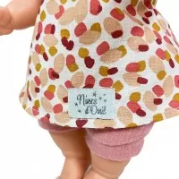 Papusa Nines D'Onil Joy cu parul saten, bentita roz si miros de vanilie 37 cm
