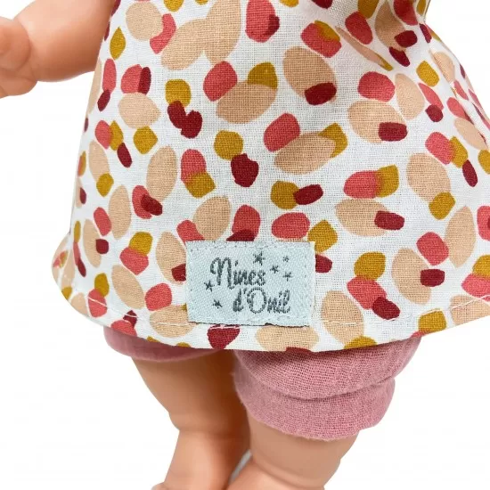 Papusa Nines D'Onil Joy cu parul saten, bentita roz si miros de vanilie 37 cm Papusa Nines D'Onil Joy cu parul saten, bentita roz si miros de vanilie 37 cm