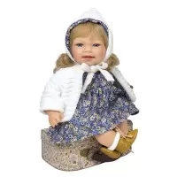 Papusa Nines D'Onil Little Susi cu sunete, parul blond, palton alb si miros de vanilie 40 cm