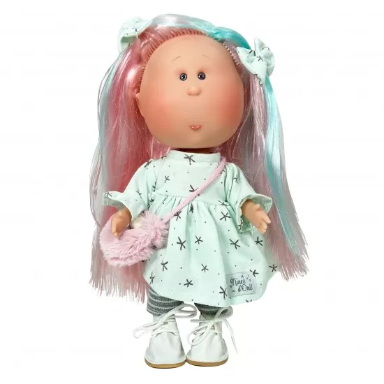 Papusa Nines D'Onil Mia cu parul roz si suvite verzi, articulatii si miros de vanilie 30 cm Papusa Nines D'Onil Mia cu parul roz si suvite verzi, articulatii si miros de vanilie 30 cm