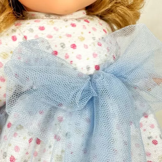 Papusa Nines D'Onil Susette Tul cu parul blond, sunete, funda albastra si miros de vanilie 45 cm Papusa Nines D'Onil Susette Tul cu parul blond, sunete, funda albastra si miros de vanilie 45 cm
