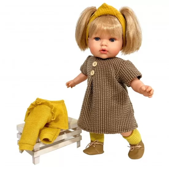 Papusa Nines D'Onil Tita cu parul blond, haine de toamna si miros de vanilie 45 cm Papusa Nines D'Onil Tita cu parul blond, haine de toamna si miros de vanilie 45 cm
