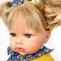 Papusa Nines D'Onil Tita cu sunete, parul blond, rochie albastra si miros de vanilie 45 cm