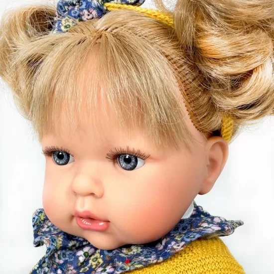 Papusa Nines D'Onil Tita cu sunete, parul blond, rochie albastra si miros de vanilie 45 cm Papusa Nines D'Onil Tita cu sunete, parul blond, rochie albastra si miros de vanilie 45 cm