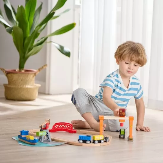 Set de joaca circuit din lemn - Port cu trenuri, vapoare si camioane Set de joaca circuit din lemn - Port cu trenuri, vapoare si camioane