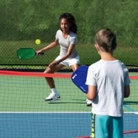 Joc de exterior cu mingi Pickleball