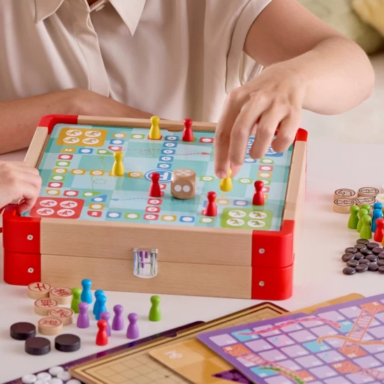 Set 22 jocuri clasice in cutie depozitare Hape
