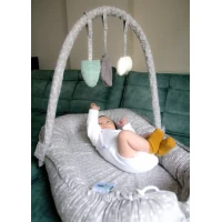 Salteluta Baby Nest cu bara jucarii Between parents culoare Gri
