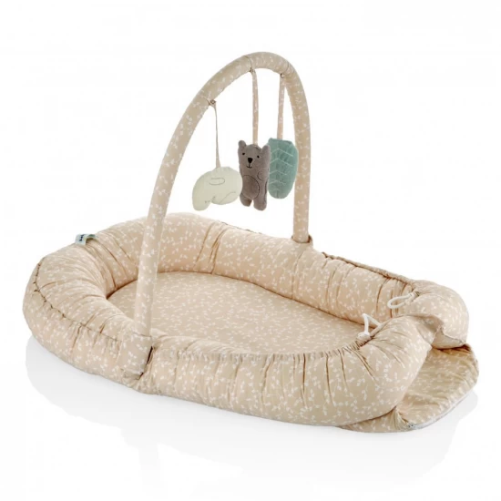 Salteluta Baby Nest cu bara jucarii Between parents culoare Somon Salteluta Baby Nest cu bara jucarii Between parents culoare Somon