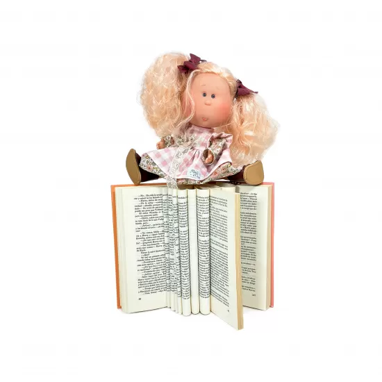 Papusa Nines D'Onil Mia cu parul blond, funde rosii, articulatii si miros de vanilie 30 cm Papusa Nines D'Onil Mia cu parul blond, funde rosii, articulatii si miros de vanilie 30 cm